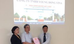 Bàn giao Giấy chứng nhận quyền Sử dụng đất cho nhà Đầu tư Young Dong Vina
